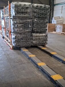 Pneumatic machine for manual loading and unloading